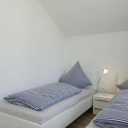Woogeelisa - Ehrwürdige Dorfvilla In Strandnähe Ferienhaus